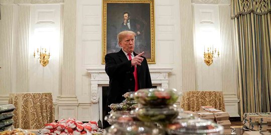 Donald Trump Kembali Sajikan Burger di Gedung Putih