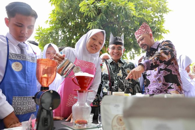 bupati banyuwangi abdullah azwar anas mencicipi kopi racikan siswa smk