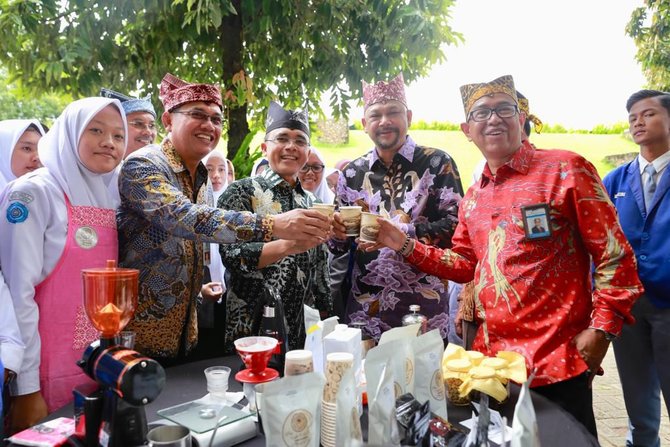 bupati banyuwangi abdullah azwar anas mencicipi kopi racikan siswa smk