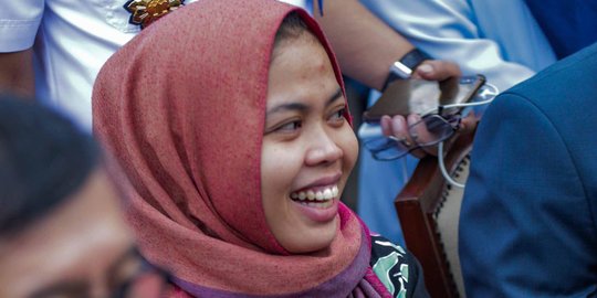 Wajah Bahagia Siti Aisyah Tiba di Indonesia