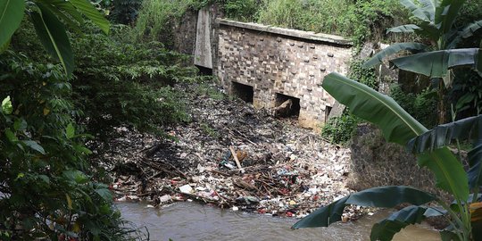 Sampah Rumah Tangga Menumpuk di Kali Baru Cibinong