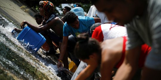 Warga Venezuela Berebut Air Buangan Limbah untuk Kebutuhan Hidup