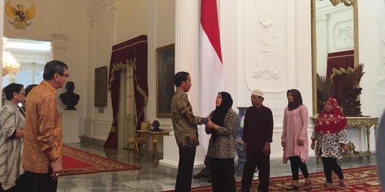 Bertemu di Istana Merdeka, Siti Aisyah Cium Tangan Jokowi