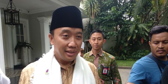 Kunker ke Tidore, Menpora Ziarah dan Kenang Sosok Herman Sikumbang