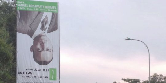 deretan caleg-caleg pasang foto terbalik, apa maksudnya?