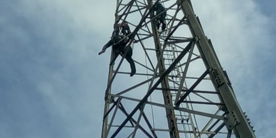 Istri Minta Cerai, Iwan Coba Bunuh Diri Lompat dari Tower Sambil Gendong Anak