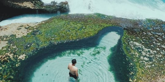 Menikmati Infinity Pool Buatan Alam di Pantai Kalipucung, Tulungagung