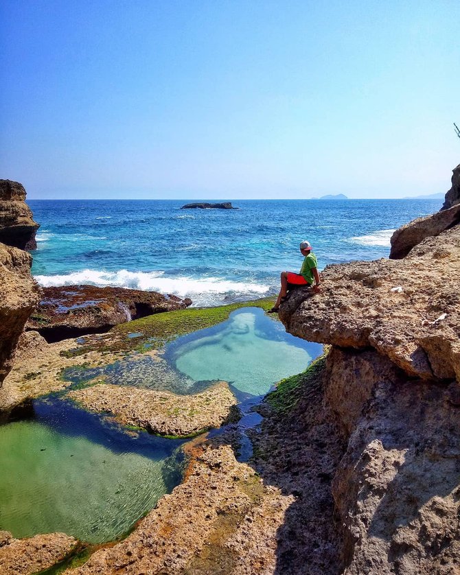 Menikmati Infinity Pool Buatan Alam Di Pantai Kalipucung