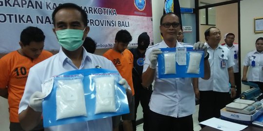 Kelabui Petugas Bandara Ngurah Rai, 3 Pemuda Sembunyikan Sabu 1 Kg di Sandal