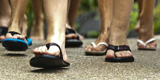 6 masalah kesehatan yang mengancam dari penggunaan sandal jepit terlalu lama