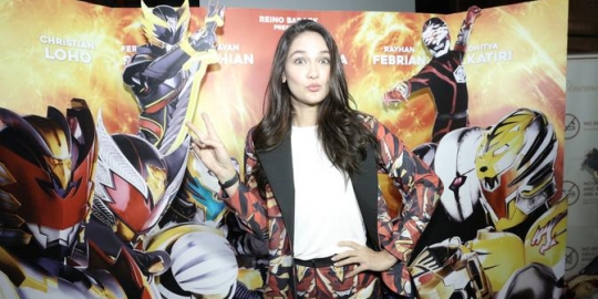 Pulang Umrah, Luna Maya Jualan Hijab