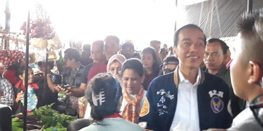 Ditemani Gubernur Edy, Jokowi Beli Bawang dan Jeruk di Pasar Balige Sumut