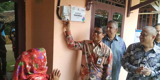 117 Keluarga Miskin Di Serang Dapat Sambungan Listrik Gratis