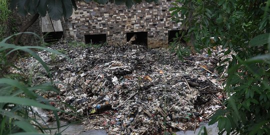 Warga Burangkeng Ancam Adang Truk Sampah ke TPA, Sampah Kian Menggunung