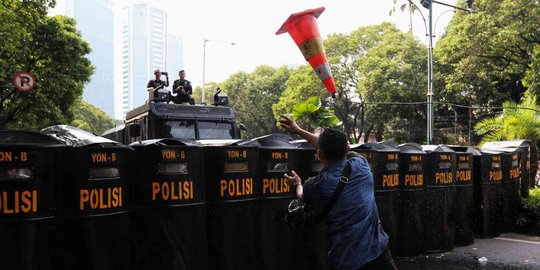 Aksi TNI-Pori dalam Simulasi Pengamanan Pemilu di KPU
