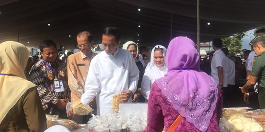 Ditemani Iriana, Jokowi Beli Kain Ulos Batak di Pasar Dolok Sanggul