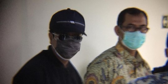 Berpakaian Serba Hitam, Ketum PPP Rommahurmuziy Tiba di KPK