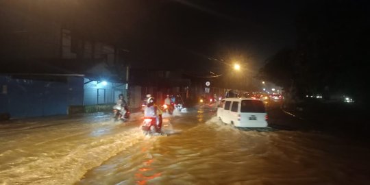 Hujan Lebat, Jalan Jakarta-Cikampek Banjir dan Tak Bisa Dilalui Kendaraan