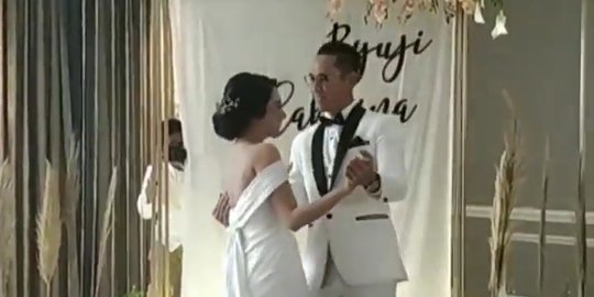 Potret Romantis Ryuji Utomo dengan Presenter Cantik di Hari Pernikahan