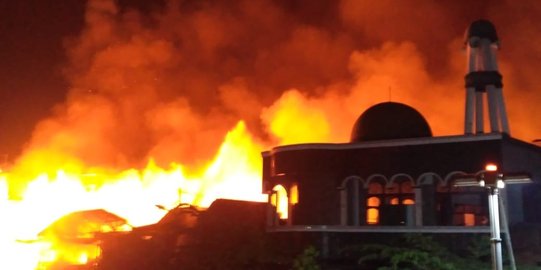 Kebakaran Hanguskan Ratusan Rumah di Krukut Jakarta Barat