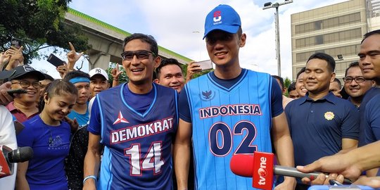 Olahraga Basket Bersama Sandiaga, AHY Kompak dalam Satu Tim