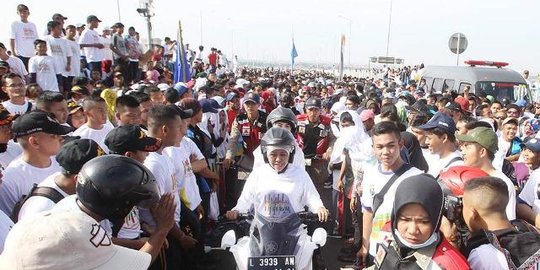 Hadiri Millenial Road Safety Festival di Suramadu, Khofifah Bonceng Arumi Naik Motor