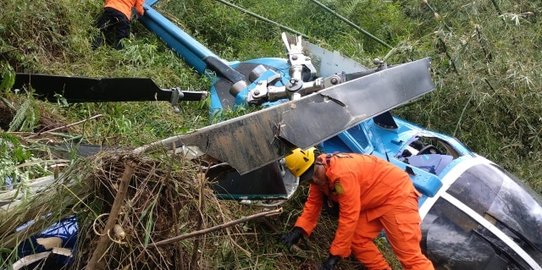 Bangkai Helikopter Jatuh di Tasikmalaya Dievakuasi dengan Cara Dipotong-Potong