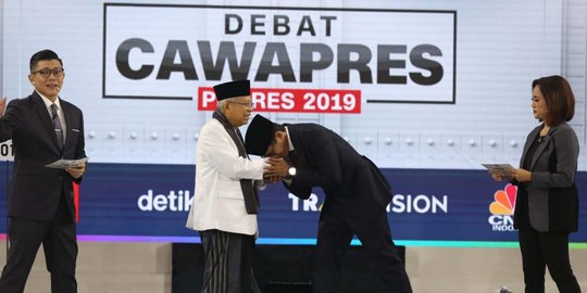 Usai Debat Cawapres, Sandiaga Cium Tangan Ma'ruf Amin