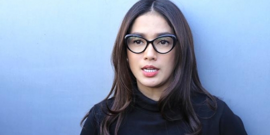 Mesra dengan Pria Lain, Ussy Sulistiawaty Diperingatkan Suami