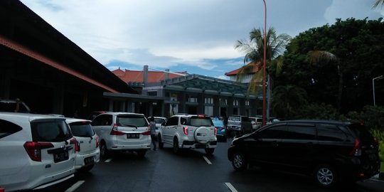 Bandara Ngurah Rai Beri Sanksi Taksi Online & Konvensional Terlibat Keributan