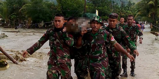 Aksi Prajurit TNI Evakuasi Korban Banjir Sentani