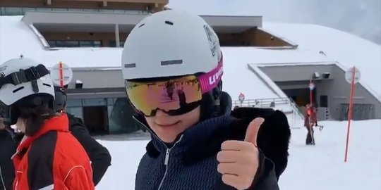 Intip yuk, Gaya Luna Maya Saat Main Ski di Perancis