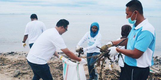 Jaga Nilai Ekonomi Pantai, Anak Usaha ABM Investama Gelar Program Beach Clean Up