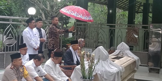 Ma'ruf Amin Ziarah ke Makam Leluhur di Jombang