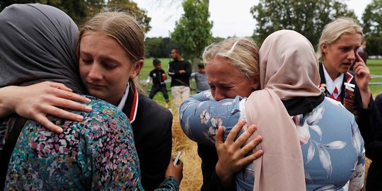 Aksi Siswa Kristen Beri Pelukan untuk Kerabat Korban Penembakan di Selandia Baru