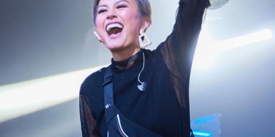 Pakai Boots, Agnez Mo Dibandingkan dengan Ariana Grande