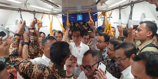 Presiden Jokowi dan Menteri Kabinet Kerja Berdiri di Dalam MRT