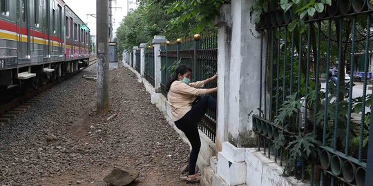 Tidak Ada JPO, Warga Terobos Pagar Kereta Api di Lenteng Agung