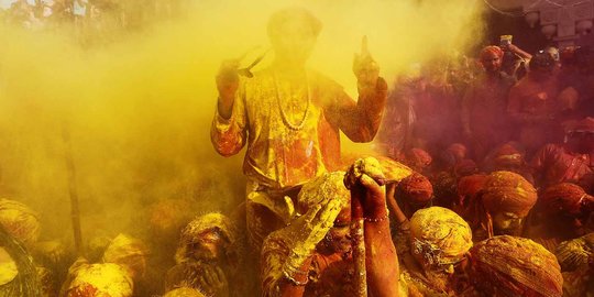 Warna-warni Warga India Rayakan Festival Holi