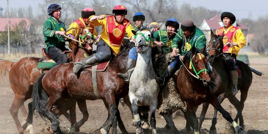 Serunya Kompetisi Berebut Kambing di Kirgistan