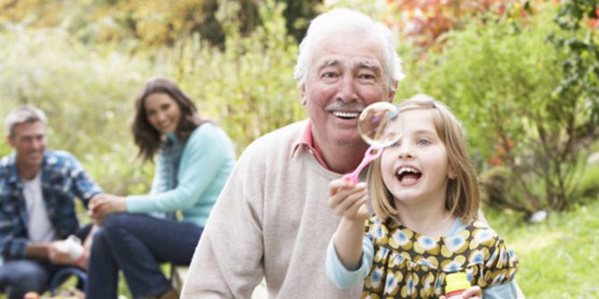 Menemani Kakek dan Nenek dapat Membantu Mereka Menjaga Kesehatan