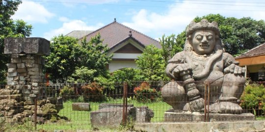 Arca Dwarapala dan Arah Pengkiblatan Istana Singasari