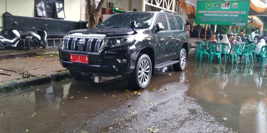 Miris, Warga Serang Masih BAB di Kebun, Wali Kota Malah Beli Mobil Dinas Mewah