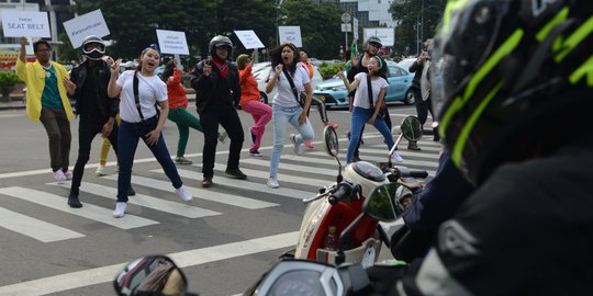 Aksi Mahasiswa Kampanye Keselamatan Lalu Lintas di Thamrin