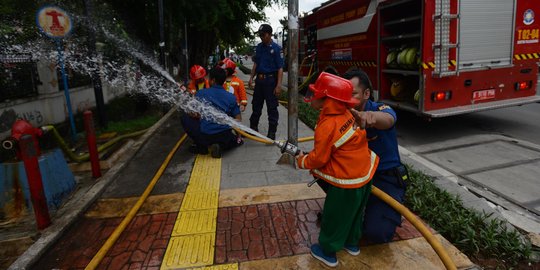 Mengenalkan Proses Pemadaman Api kepada Murid TK