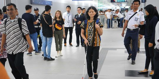 Disabilitas Nikmati Fasilitas MRT