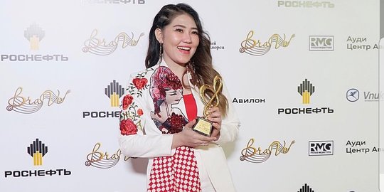 Via Vallen Dapat Penghargaan Musik BraVo Music Awards di Rusia