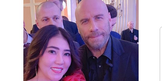 Foto Bareng John Travolta, Via Vallen: Om ini Konsumsi Formalin