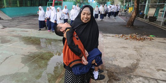 Semangat Fauzan, Anak Penderita Pelemahan Otot yang Tetap Bersekolah