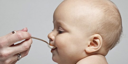 Memberi Makan Anak Sejak Kecil dengan Berbagai Makanan Bisa Tekan Potensi Alergi